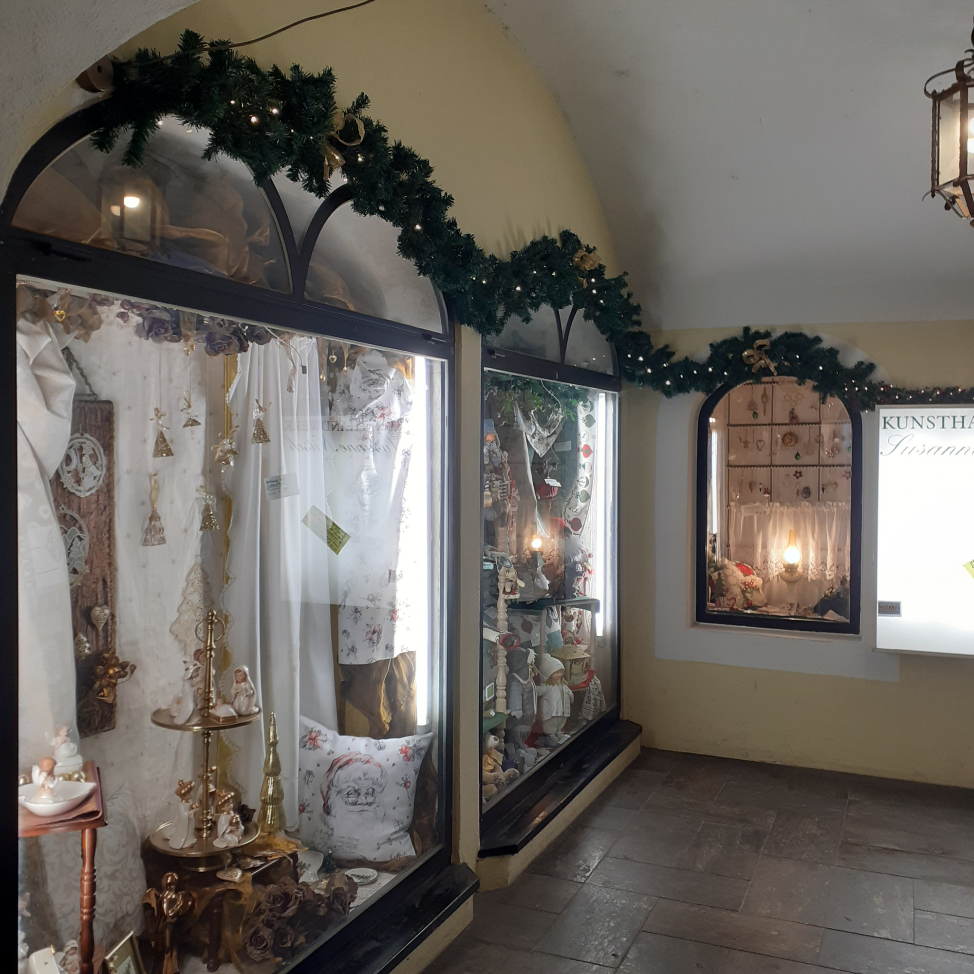 Innenraum mit Vitrinen, dekoriert mit "KUNSTHAND Susanna".