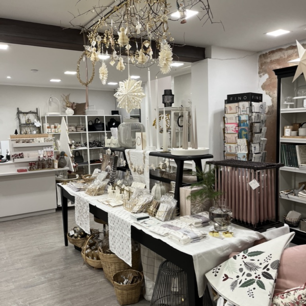 Ein Weihnachtsdekor im Geschäft mit dem Namen Fino in Graz.