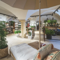 Innenraum mit Pflanzen, Liege und Säule in Graz.