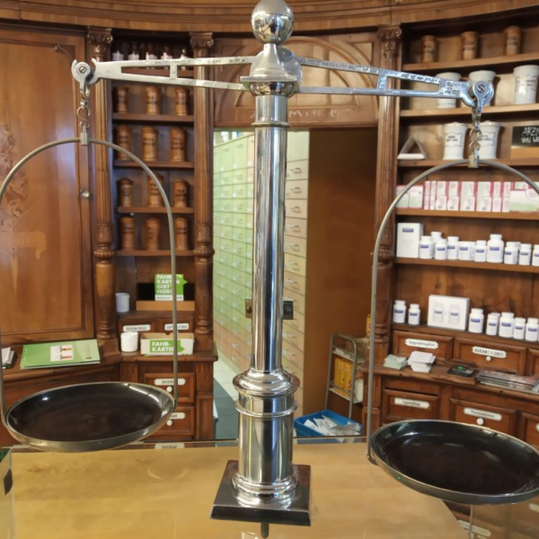 Waage in alter Apotheke Graz, Holzregale mit Arznei.