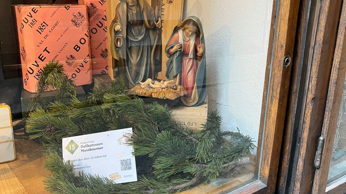 Weihnachtskrippe im Schaufenster von Delikatessen Nussbaumer, Graz.