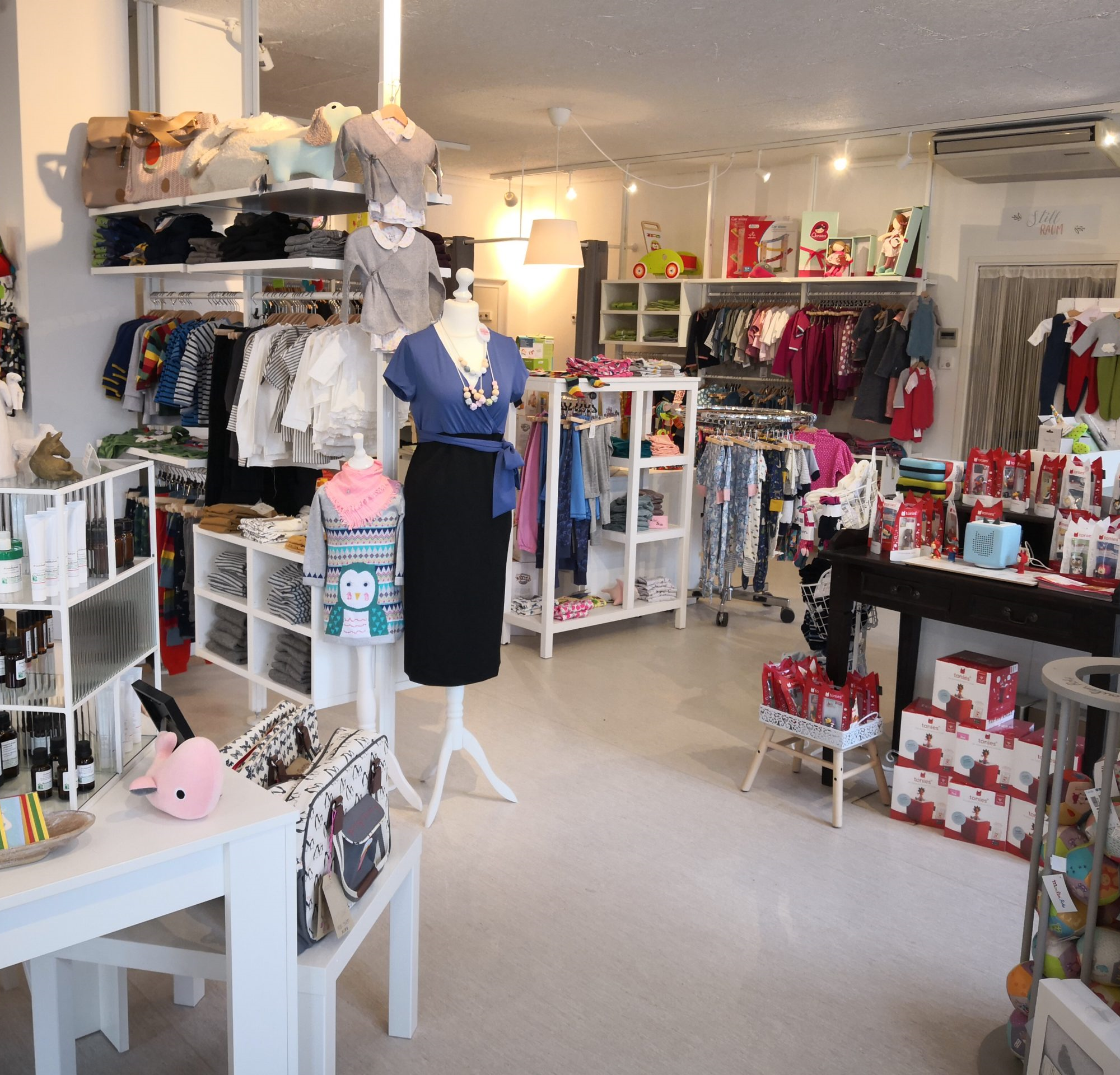 Innenansicht eines Bekleidungsgeschäfts in Graz mit Kleidung und Accessoires.