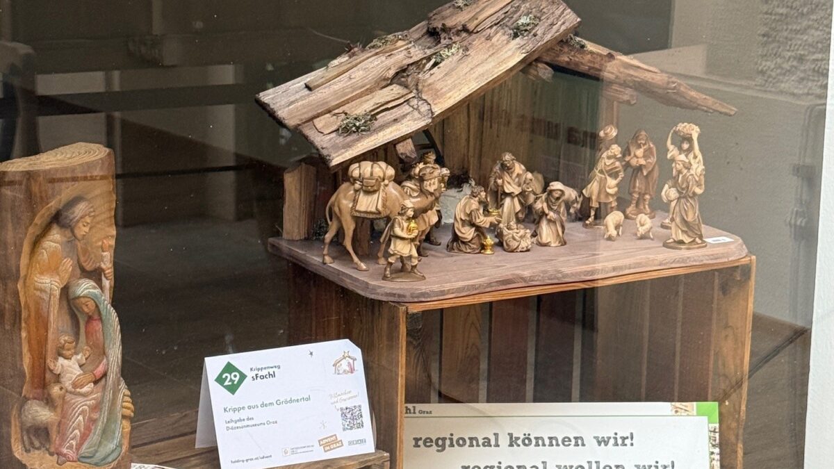 Krippe im Schaufenster in Graz mit dem Text "regional können wir! wollen wir!".