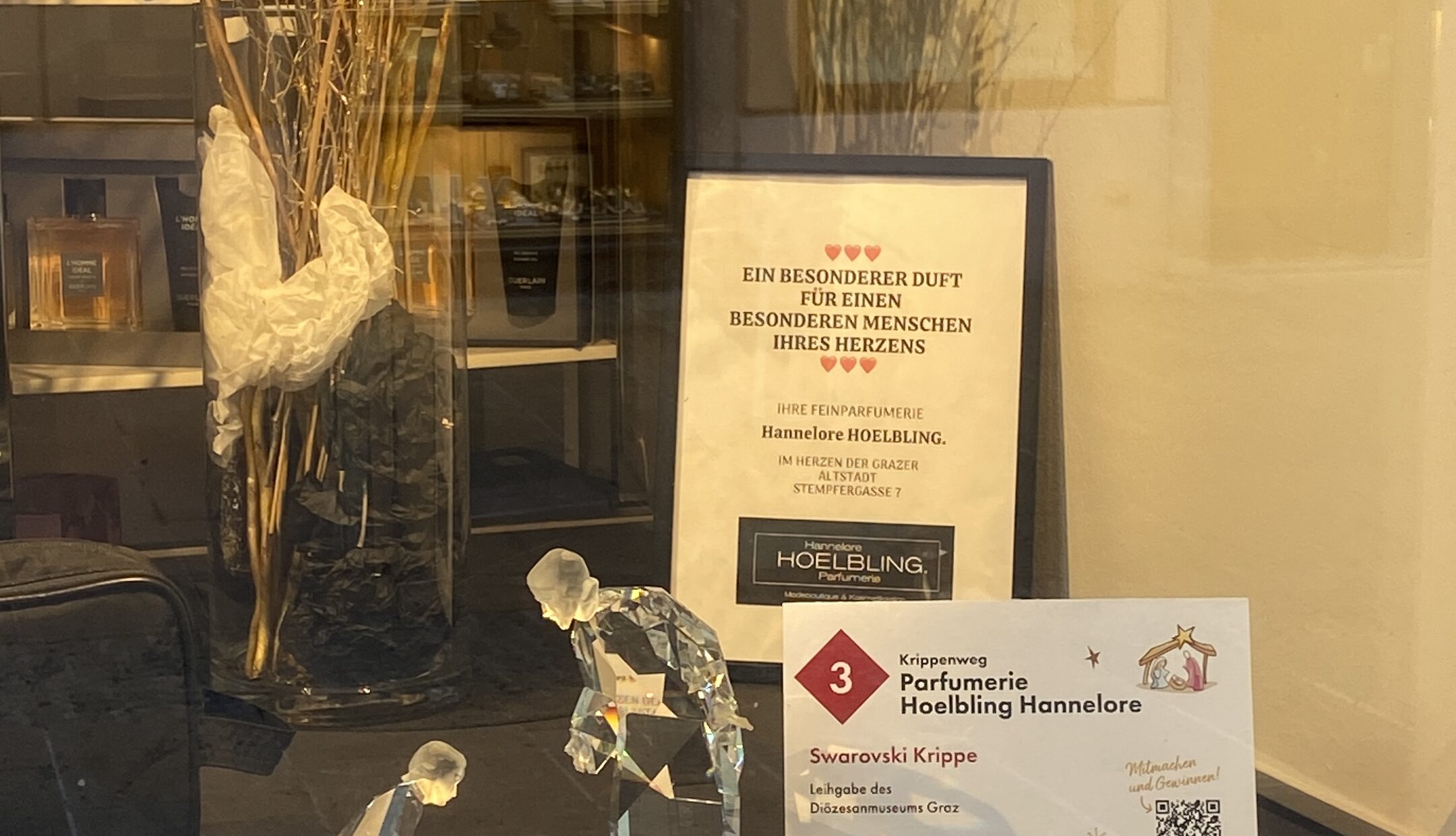 Schaufenster von Hoelbling Hannelore, Graz, mit Swarovski Krippe und Dekoration.