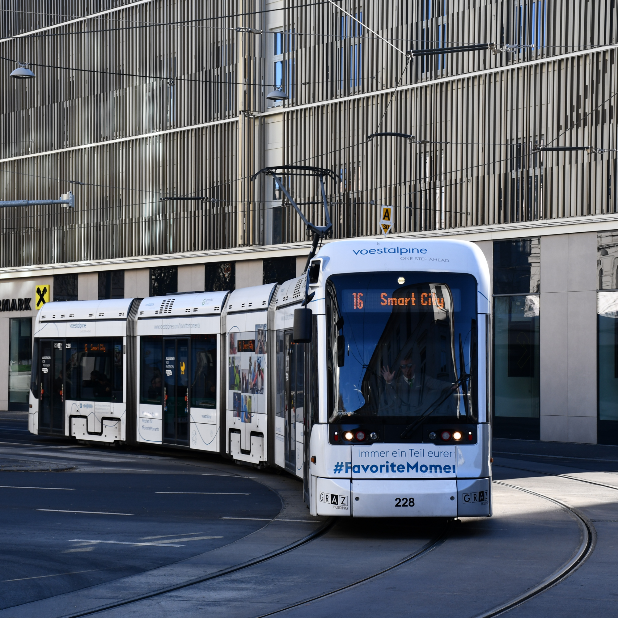 Eine Straßenbahn "Smart City 16" von Voestalpine in Graz, mit #FavoriteMomer.