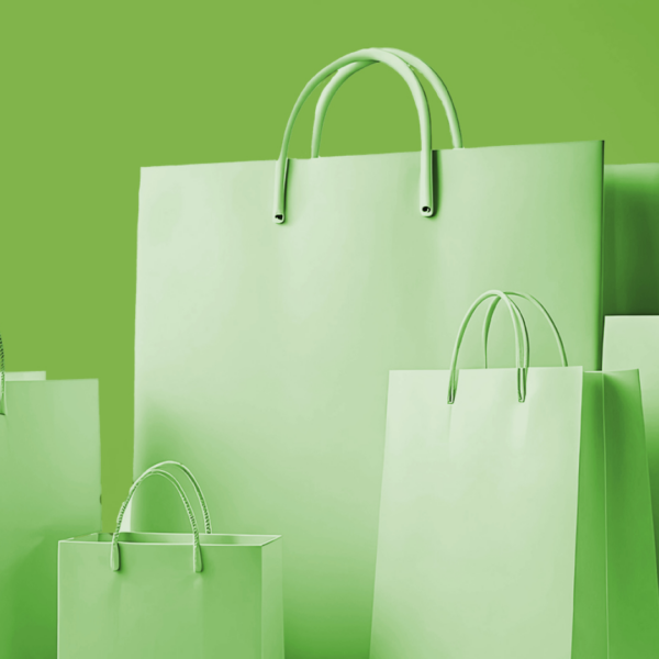 Mehrere grüne Einkaufstüten unterschiedlicher Größe.