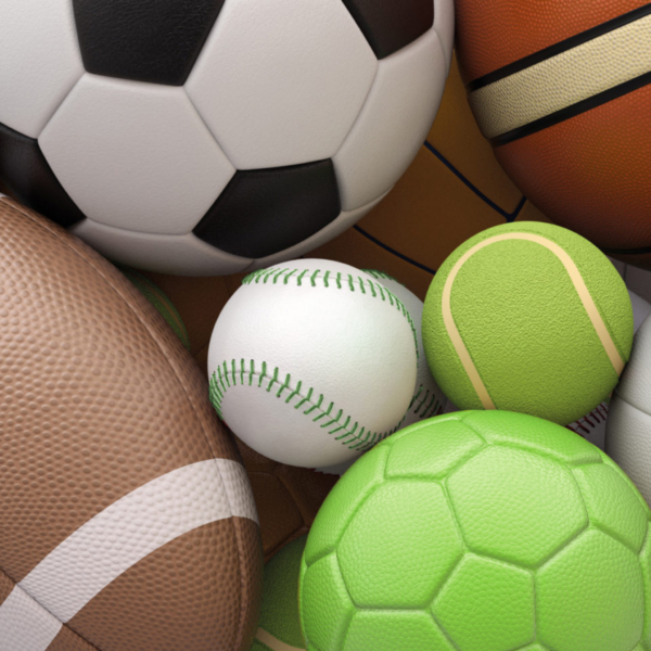 Nahaufnahme verschiedener Sportbälle.