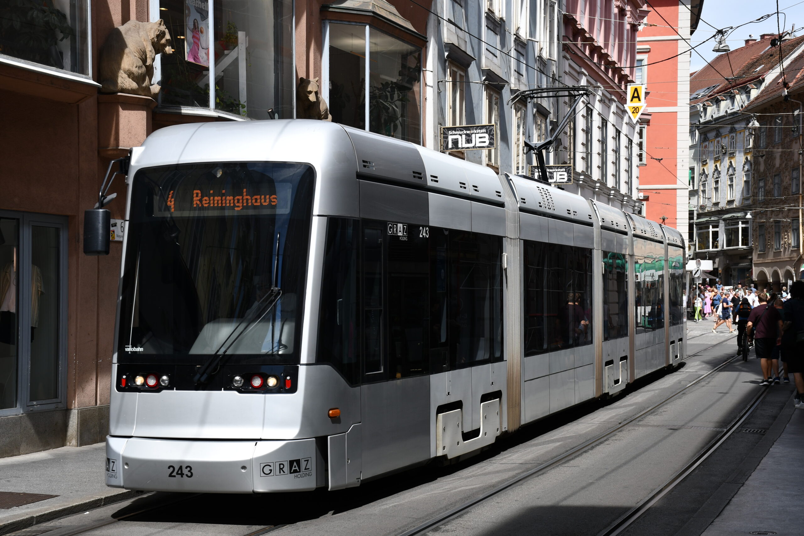 Grazer Straßenbahn der Linie 4 Richtung Reininghaus in der Herrengasse.