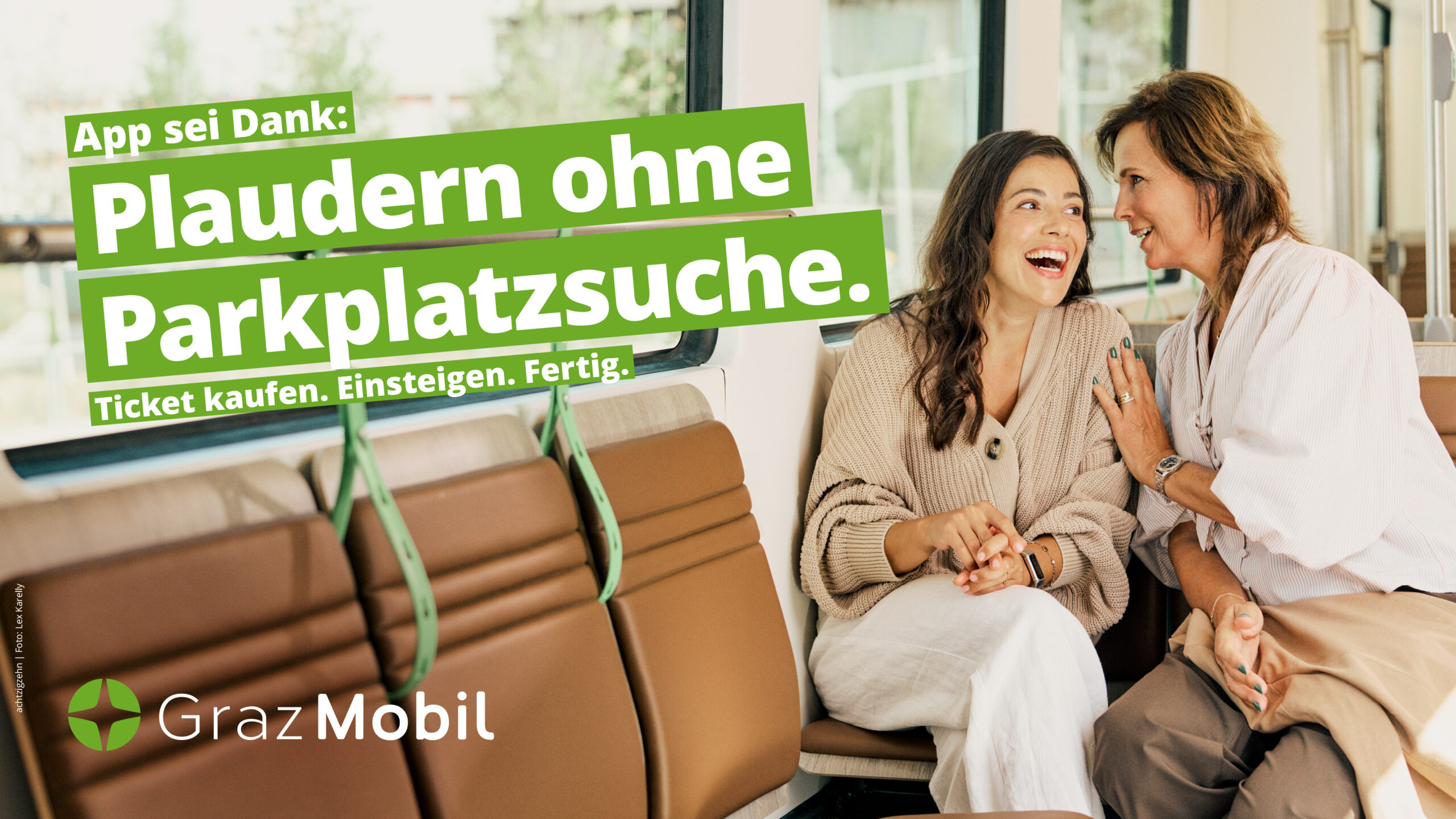 Zwei Frauen plaudern in der Straßenbahn Graz Mobil. Text: App sei Dank.